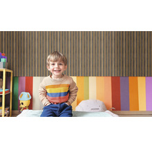 Zimmer mit Wandpaneelen, farbigen Wandstreifen und Kind