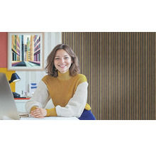 Helle Büroeinrichtung mit Schreibtisch, Lampe und dekorativem Wandpaneel