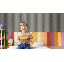 Zimmer mit Tapete mit Streifenmuster und einem Jungen im Vordergrund