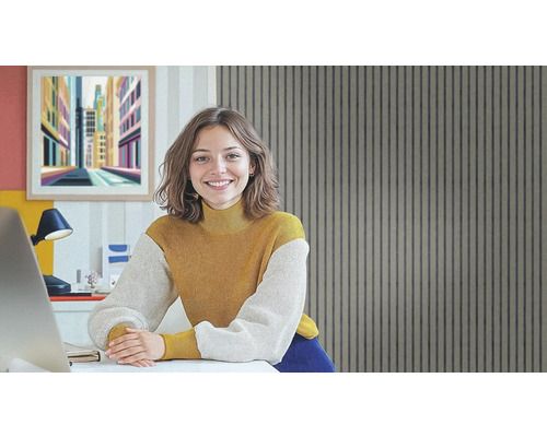 Helles Arbeitszimmer mit einer Frau am Schreibtisch und Wandpaneelen