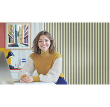 Helle, freundliche Büroecke mit Holzpaneelen und einer jungen Frau am Schreibtisch