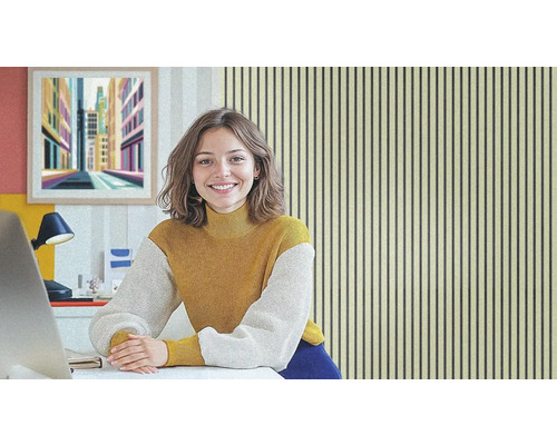 Helle, freundliche Büroecke mit Holzpaneelen und einer jungen Frau am Schreibtisch