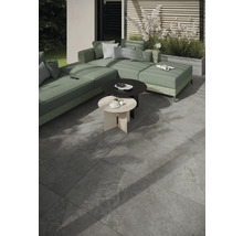 Terrasse mit großem Sofa und Beistelltischen