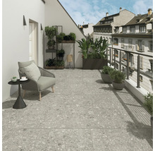 Balkon mit grauen Fliesen, Stuhl und Pflanzen