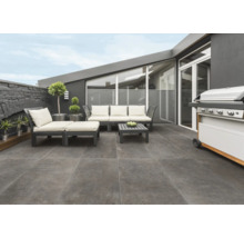 Terrasse mit Fliesenboden, Gartengarnitur und Grill