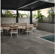 Terrasse mit Möbeln und Pool unter einer Pergola mit grauen Fliesen