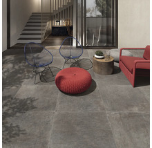 Terrasse mit Bodenfliesen, Sitzgelegenheiten und Treppe