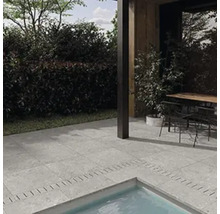 Terrasse mit Steinplatten und Pool im Garten