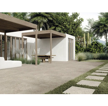 Außenbereich mit Terrassenplatten, Pergola und Gartenanlage