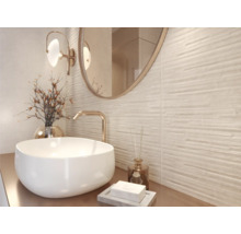 Badezimmer mit Aufsatzwaschbecken, Spiegel und Wandleuchte