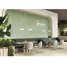 Innenansicht eines Cafés mit Sitzgelegenheiten, Tischen und Beleuchtung