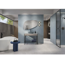 Modernes Badezimmer mit freistehender Badewanne, Waschtisch mit Spiegel und Dusche