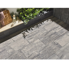 Verlegung von rechteckigen Pflastersteinen im Außenbereich mit dekorativer Bepflanzung