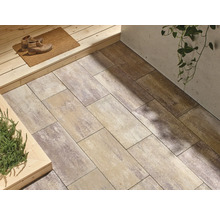 Verlegung von rechteckigen Pflastersteinen im Außenbereich