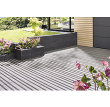 Terrasse mit Pflanzsteinen und linearem Pflasterdesign im Garten