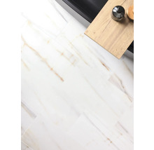 Heller Badezimmerboden mit Marmoroptik