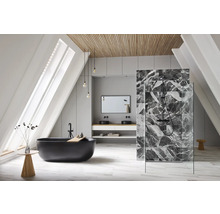 Helles Badezimmer mit Badewanne, Dusche, Waschbecken und Spiegel in einem Dachgeschoss