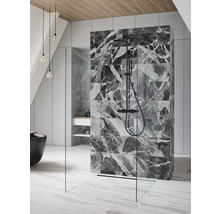 Badezimmer mit begehbarer Dusche, ausgestattet mit Marmorfliesen und Duscharmatur