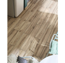 Bodenansicht mit Holzoptik-Fliesen in einem hellen Raum.