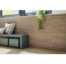 Wandgestaltung mit Holzoptikfliesen, Sitzbank und Zimmerpflanze unter einem Fenster