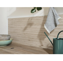 Küchenszene mit Arbeitsplatte, Wandpaneelen in Holzoptik, Geschirr und Gießkanne