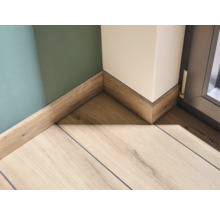 Bodenbelag und Sockelleisten in einem Zimmer