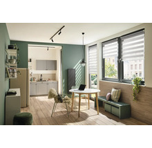 Wohnküche mit Esstisch, Stühlen, Bank und Fenster mit Rollo