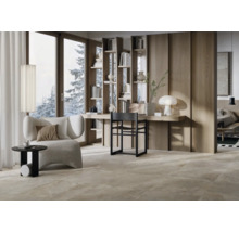 Helles Wohnzimmer mit Sessel, Beistelltisch und Regalen an einem Schreibtisch