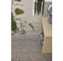 Nahaufnahme eines Teppichs neben einem Regal und einer Dekoration.