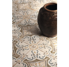 Fliesen mit floralem Muster und Keramikvase