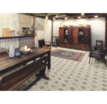 Rustikaler Essbereich mit Holztisch, Bank, Schrank und gemustertem Boden