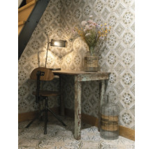 Dekorative Szene mit Tisch, Stuhl, Lampe und Fliesenmuster