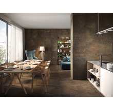 Helles Wohnzimmer mit Esstisch, Stühlen, Regalen und Bodenfliesen in Steinoptik