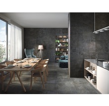 Modernes Wohnzimmer mit Esstisch, Stühlen, Regalen und dunklem Fliesenboden