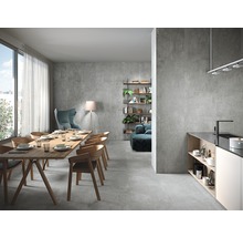 Heller Wohnraum mit Esstisch, Stühlen, Regalen, Fliesen und großem Fenster.