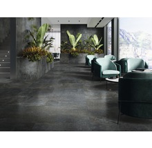 Elegantes Wartezimmer mit Bodenfliesen in Steinoptik, begrünten Trennwänden und Sesseln