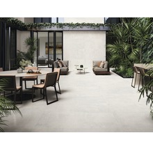 Terrasse mit Fliesenboden, Sitzgruppe und Pflanzen