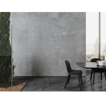 Essbereich mit Wand- und Bodenfliesen in Steinoptik und großem Fenster