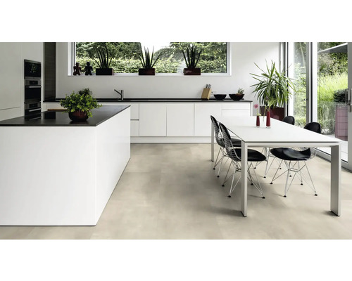 Moderne Küche mit Kücheninsel, Esstisch und Stühlen