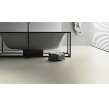 Helles Badezimmer mit Badewanne, Handtüchern und Fliesen