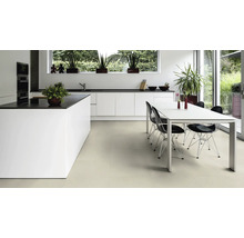 Helle Küche mit Kücheninsel, Esstisch und Stühlen.