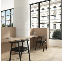 Heller, organisierter Raum mit Fliesenwand und Boden, Schreibtisch und Stühlen