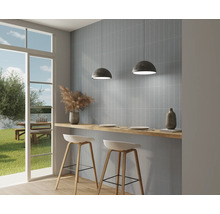 Helle Küche mit blauen Wandfliesen, Barhockern und Blick nach draußen