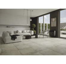 Modernes Wohnzimmer mit Fliesenboden, Sofa und Sesseln