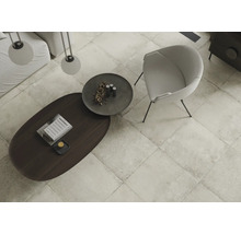 Innenraum mit Fliesenboden, Stuhl und Tisch