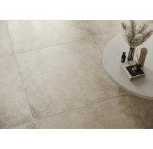 Fliesenboden mit Dekoration auf einem runden Tisch