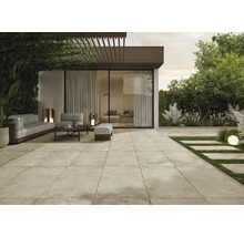 Terrasse mit Fliesen, Sitzgruppe und Pflanzen