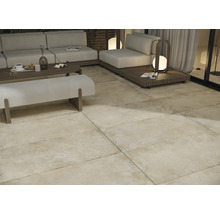 Terrasse mit Outdoor-Möbeln und hellen Bodenfliesen