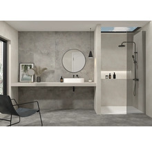 Badezimmer mit grauen Fliesen, Waschtisch, Spiegel und Dusche