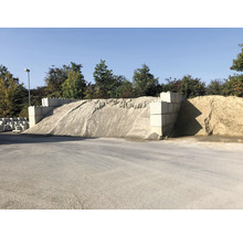 Gelagerter Sand mit Betonstützmauern
